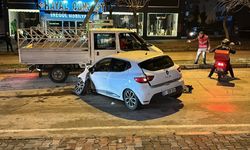 Adana'da aydınlatma direğine çarpan otomobilin sürücüsü yaralandı