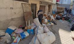 Adana'da belediye ekipleri 3 katlı evden 10 kamyon çöp çıkardı