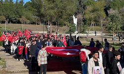 Adana'da üniversite öğrencileri şehit askerler için yürüdü