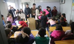 Defne'deki depremzede öğrencilere kıyafet desteği