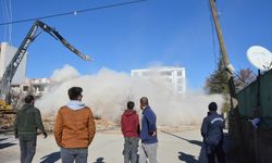 Kahramanmaraş'ta ağır hasarlı binaların kontrollü yıkımı sürüyor