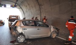 Mersin'de 2 otomobil çarpıştı, 3 kişi yaralandı