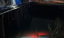 Mersin'de nehre düşen otomobildeki 2 kişi kurtarıldı