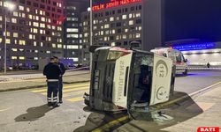 Başkentte otomobilin çarptığı ambulans devrildi