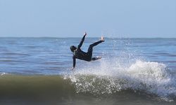 Antalya'da bir grup sporcu ocak ayında sörf yaptı