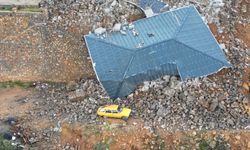 Antalya'da heyelan nedeniyle inşaat halindeki 2 katlı ev çöktü