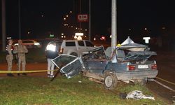 Hatay'da aydınlatma direğine çarpan otomobilin sürücüsü kurtarılamadı