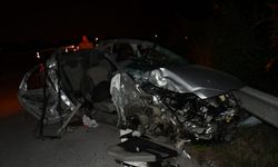 Hatay’da bariyerlere çarpan otomobilin sürücüsü öldü