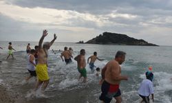 Mersin'de çevre gönüllüleri yılın ilk gününde denize girdi