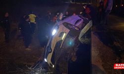 Devrilen otomobildeki 3'ü çocuk 5 kişi yaralandı
