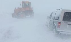 Kar ve tipi nedeniyle yolda mahsur kalanlar ekiplerce kurtarıldı