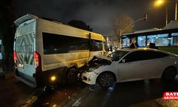 Servis minibüsüyle otomobilin çarpıştığı kazada 4 kişi yaralandı