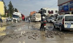Adana'da tır, su borusunun patlamasıyla oluşan çukura düştü