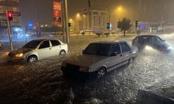 GÜNCELLEME - Antalya'da şiddetli yağış yaşamı olumsuz etkiledi