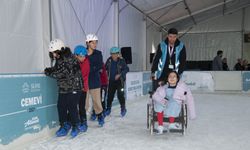 Silifke'de engelli çocuk, buz pateni pistini gezdi
