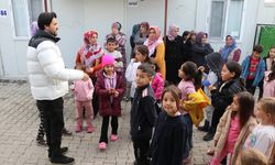 Ünlüler depremzedelere moral için konteyner kentleri ziyaret etti