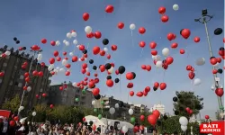 Siirtli çocuklar, hayatını kaybeden Filistinli akranları için gökyüzüne balon bıraktı