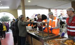 Antalya Büyükşehir Belediyesi iftarlık sıcak yemek dağıtımı yapıyor