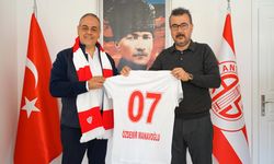 Cumhur İttifakı'nın Muratpaşa Belediye Başkan adayı Manavoğlu, Antalyaspor'u ziyaret etti