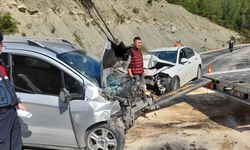 Finike'de iki otomobilin çarpıştığı kazada 4 kişi yaralandı