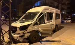 Hatay'da otomobille minibüsün çarpışması sonucu 4 kişi yaralandı