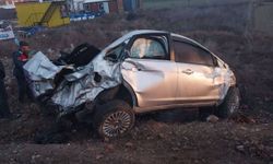 Isparta'da reklam panosuna çarpan otomobildeki 1 kişi öldü, 3 kişi yaralandı