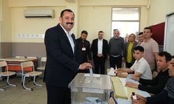 Kepez Belediye Başkan adayı Rıza Sümer oyunu kullandı