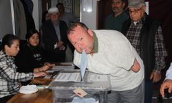 Engelli seçmen, oy zarfını ağzıyla sandığa attı