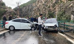 2 otomobilin çarpıştığı kazada 6 kişi yaralandı