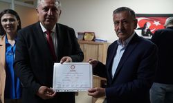 Sumbas Belediye Başkanı Zeki Demiroğlu, mazbatasını aldı