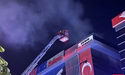 İş merkezinin çatısında çıkan yangın söndürüldü