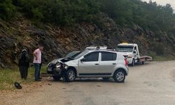 Adana'da 2 otomobilin çarpıştığı kazada 5 kişi yaralandı