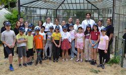 Akdeniz Üniversitesi öğrencileri, BİLSEM'li çocuklarla sebze ekip, fidan dikti