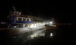 Antalya'da yangın çıkan tur teknesi hasar gördü