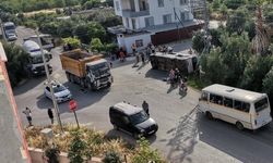 Mersin'de kamyonla çarpışan öğrenci servisi devrildi