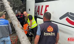 Refüjdeki ağaca çarpan yolcu otobüsündeki 11 kişi yaraladı