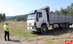 Tamir ettikleri kamyonunun altında kalan 2 kişi öldü