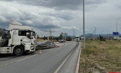 Tır ile kamyonetin çarpışması sonucu 2 kişi öldü, 1 kişi yaralandı