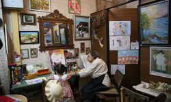 Emekli öğretmen, tarihi külliyede açtığı atölyede çocukları sanatla tanıştırıyor