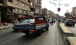 Hatay'da nakliye tırından düşen kamyonette hasar oluştu