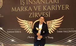 Serdar Kılınç  "Yılın En Dikkat Çeken Fantezi Müzik Sanatçısı" ödülünü aldı!