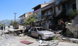 Hatay'da sokaktaki hurdalarda başlayan yangın apartmana ve otomobile sıçradı