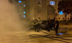 Seyir halindeyken alev alan otomobil kullanılamaz hale geldi