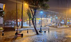 Antalya'da sağanak ve fırtına etkili oluyor
