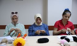 Dörtyol'da kadınlar kursla  amigurumi bebek yapımını öğreniyor