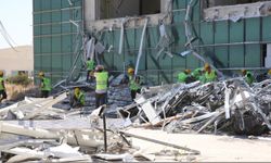 Hatay'da depremlerde hasar gören hastanenin yıkım çalışmalarına başlandı