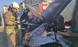 Hatay'da park halindeki pikapta çıkan yangın söndürüldü