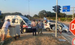 Ambulansla otomobilin çarpışması sonucu 3 kişi yaralandı