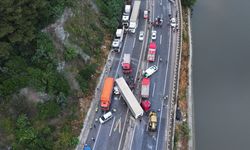 Zincirleme trafik kazasında 1 kişi öldü, 6 kişi yaralandı