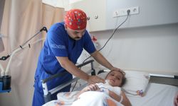 Çenesine saplanan demir korkuluktan zorlu ameliyatla kurtuldu